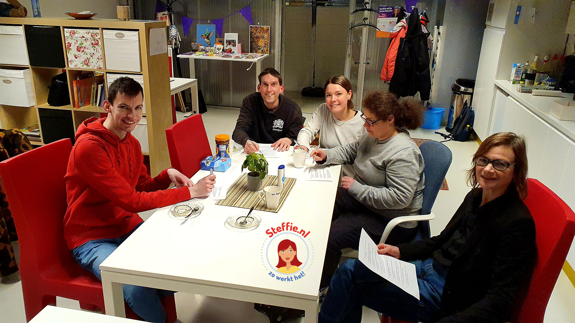 Ervaringsdeskundigen Wouter, Dennis en Grace van Philadelphia testen samen met Mirte en Elly de stellingen van de stemhulp van Steffie.